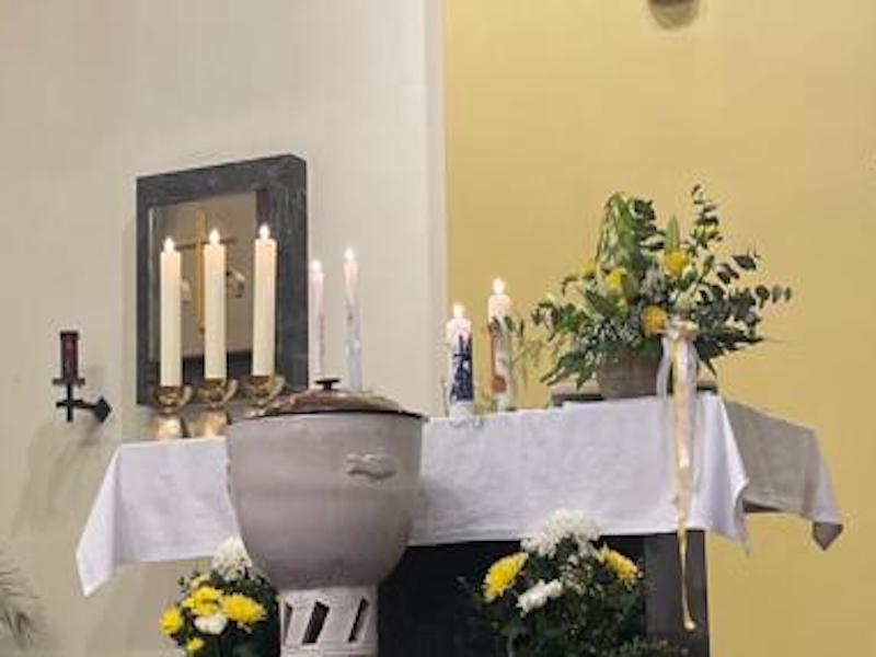 Foto Taufbrunnen vor Altar in St. Hubertus Petershagen